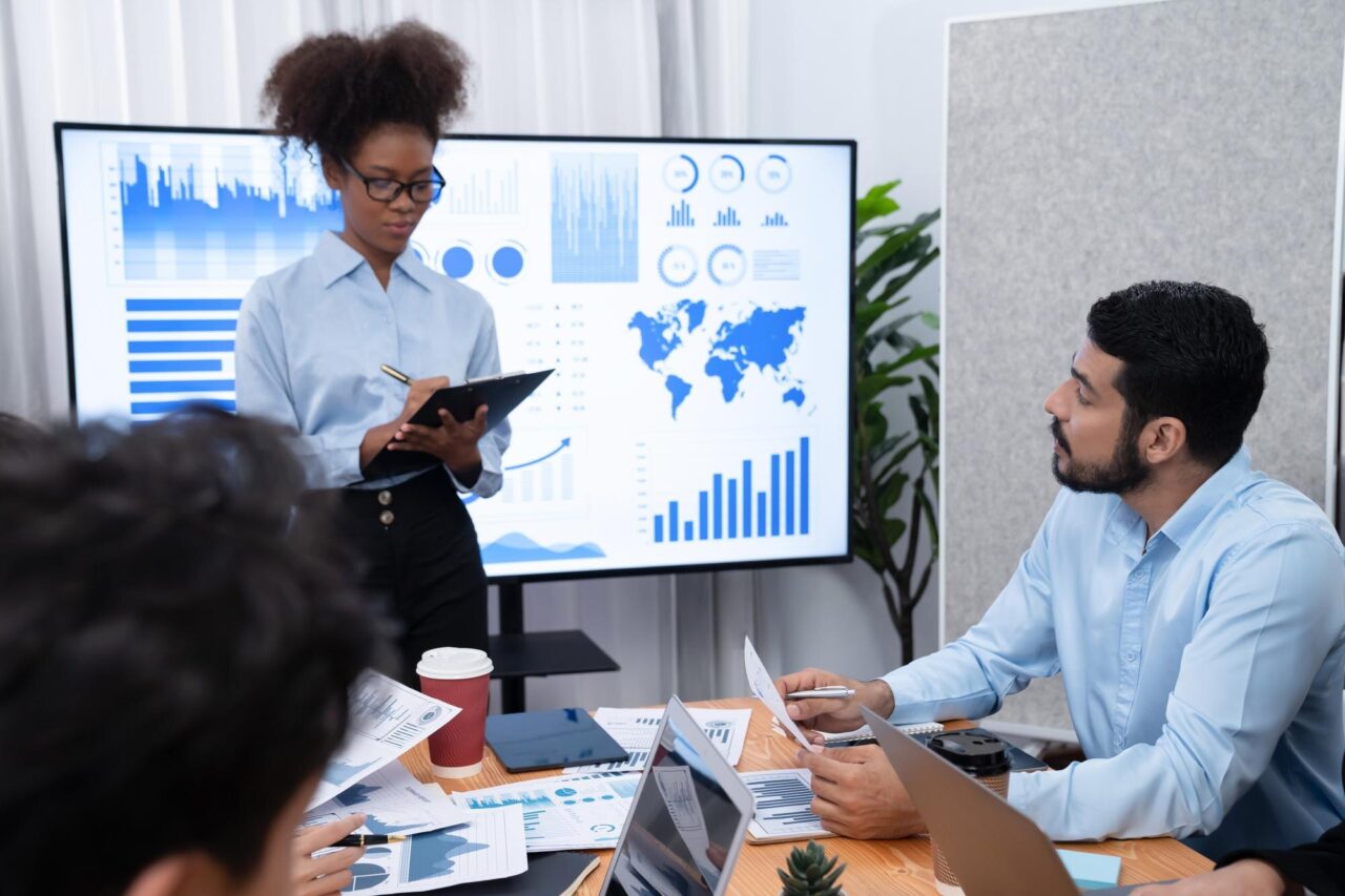 businesswoman_presenting_data_analysys2