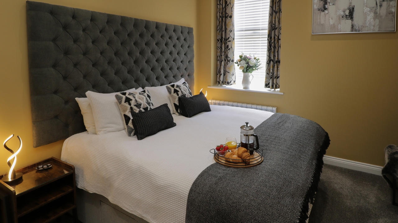 Blue Bee Dog Grooming Website Design | John Corner Sapphire Seas – Holiday Let Website & Secure Booking System (Whitby)